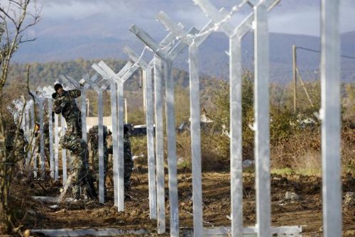 Foto: Makedonie začala stavět plot na hranici s Řeckem