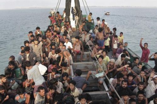 Foto: Malajsie: Po lodích s uprchlíky budeme pátrat na moři