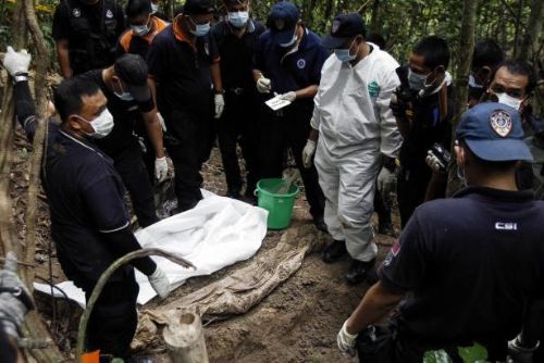 Foto: Malajsijci začali s exhumací těl uprchlíků z hromadného hrobu