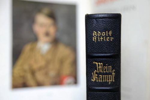 Foto: Mein Kampf už není „mein“. Autorská práva na Hitlerův spis vypršela