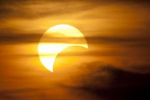 Foto: Měsíc zakryje 70 % Slunce, zatmění můžete sledovat i na webu ČT24