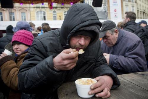 Foto: Městy se rozvoněla polévka – vánoční dar pro nejchudší