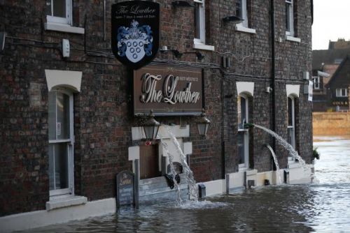 Foto: Na Británii se žene bouře Frank. Zřejmě umocní vánoční povodně