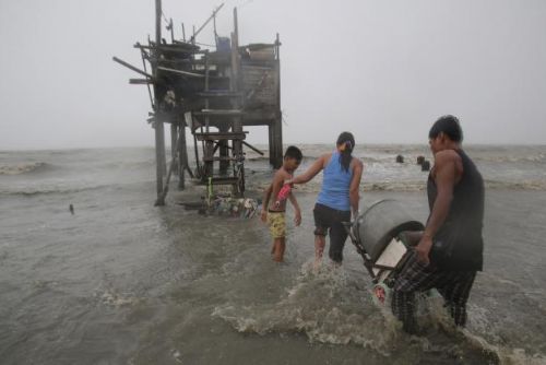 Foto: Na Filipíny udeřil mohutný tajfun. Přívalové deště potrvají několik dní