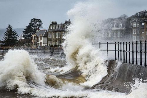Foto: Na sever Británie udeřila ničivá bouře Gertrude