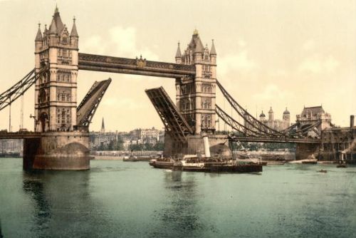 Foto: Návštěvníci Londýna cestují časem, aplikace v mobilu jim mění památky před očima