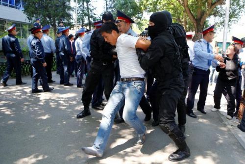 Foto: Nazarbajev čelí nebývalým protestům, policie honí demonstranty po ulicích