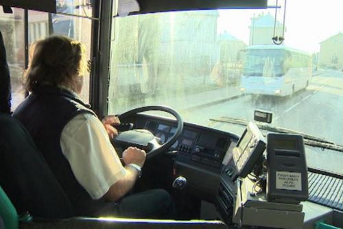 Foto: Nemají plat z 21. století, podporuje Hašek revoltující řidiče autobusů