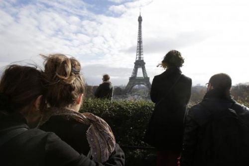 Foto: OBRAZEM: Evropa na minutu ztichla ve vzpomínce na pařížské oběti
