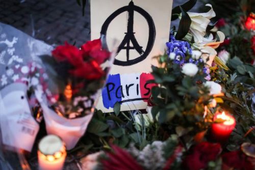 Foto: OBRAZEM: Svět truchlí pro Paříž, symbolem je spontánní kresba s Eiffelovkou