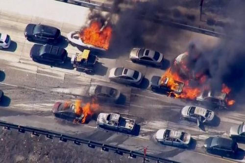Foto: OBRAZEM: Zkáza na kalifornské dálnici. Požár zničil desítky aut