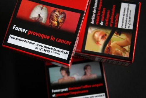 Foto: Obrázky nádorů na cigaretových krabičkách pustila sněmovna dál