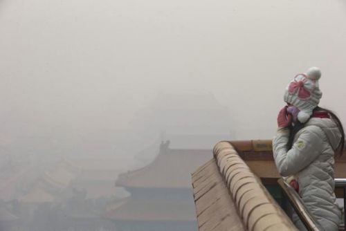 Foto: Ocelové nebe nad Pekingem dál těžkne. Odstavení továren nepomohlo