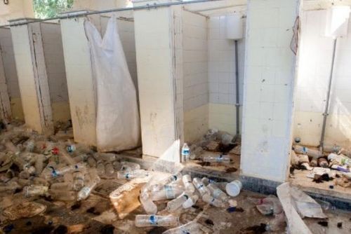 Foto: Odpadky a přecpané latríny – Řecké ostrovy drtí nápor uprchlíků