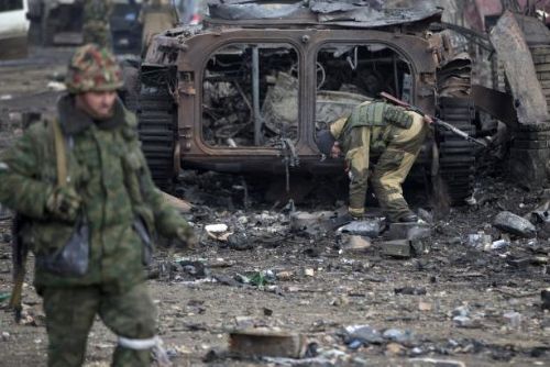 Foto: Odsun těžkých zbraní vázne, rebelové prý ostřelují pozice armády