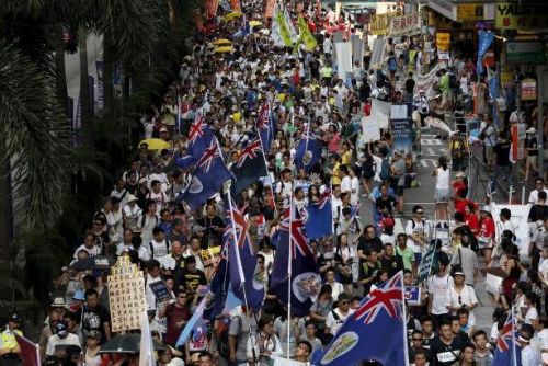 Foto: Oslavy vrácení Hongkongu Číně v duchu protestů – ulice zaplnily tisíce lidí