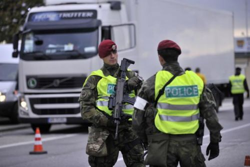 Foto: Padesát českých policistů odjíždí střežit hranice Maďarska