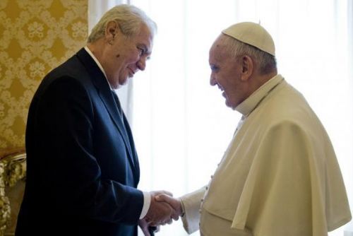 Foto: Papež František přijal pozvání na Velehrad, tvrdí Zeman