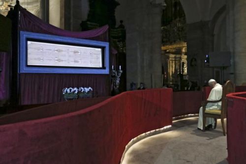 Foto: Papež František tiše poseděl u slavného turínského plátna