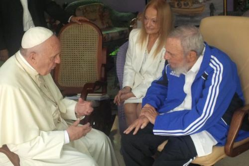Foto: Papež na Kubě navštívil bratry Castrovy, vyměnili si dárky