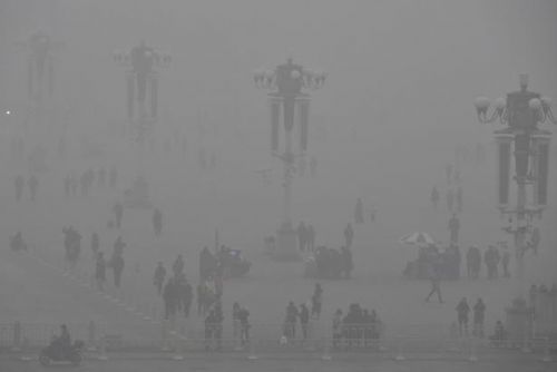 Foto: Peking pohltil dusivý příkrov smogu