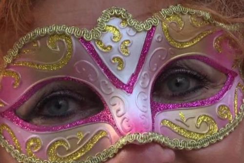 Foto: Pestrobarevné masky a tajuplné škrabošky... Benátky opět žijí karnevalem