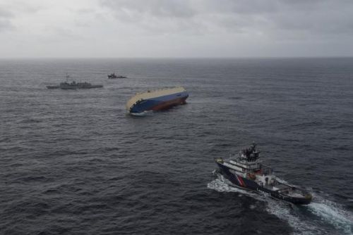 Foto: Plavbu kolem francouzského pobřeží ohrožuje loď duchů