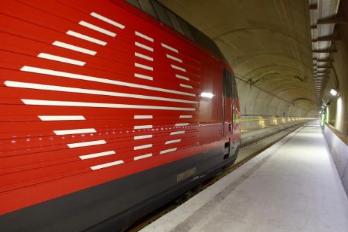 Foto: Po 17 letech stavby se pod Alpami otevře nejdelší tunel světa