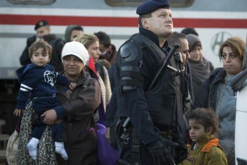 Foto: Po maďarské uzávěře míří běženci do Slovinska, Budapešť zavedla kontroly