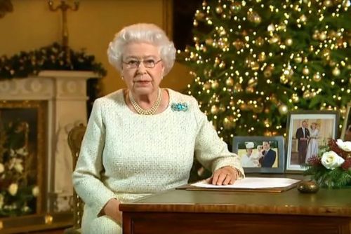 Foto: Po roce atentátů a krvavých konfliktů hledala britská královna útěchu v Bibli