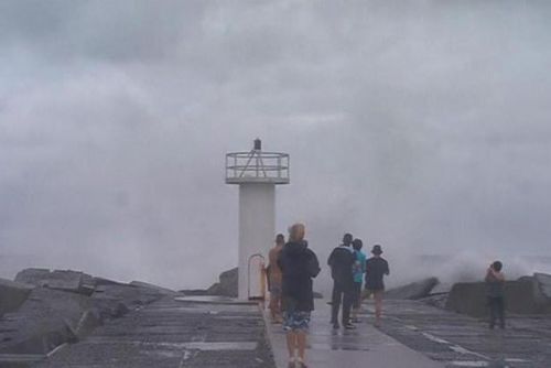 Foto: Pobřeží Austrálie zasáhly cyklony, rychlost větru se blíží 300 km/hod