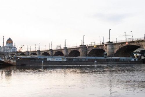 Foto: Pod mostem v Drážďanech uvízla česká loď. Pokusy o vyproštění zatím selhaly