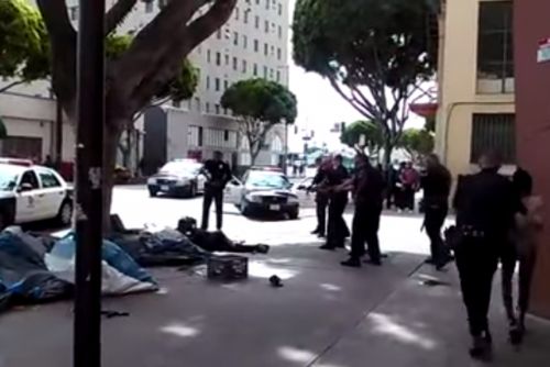 Foto: Policie v Los Angeles zastřelila bezdomovce černé pleti