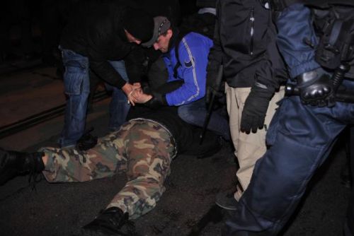 Foto: Policie v úterý v Praze zadržela dvě desítky demonstrantů, někteří měli zbraně