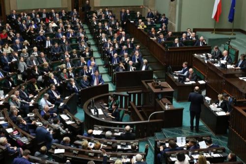 Foto: Polským sejmem prošel zákon o ústavním soudu. Podle kritiků ochromí činnost