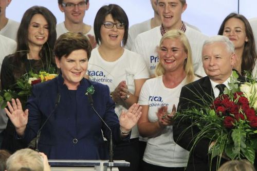 Foto: Polští konzervativci slaví, mají šanci na parlamentní většinu