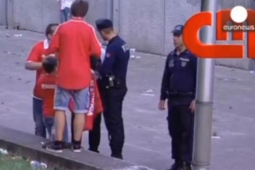 Foto: Portugalsko pobouřilo video: Policista bije otce před očima dítěte