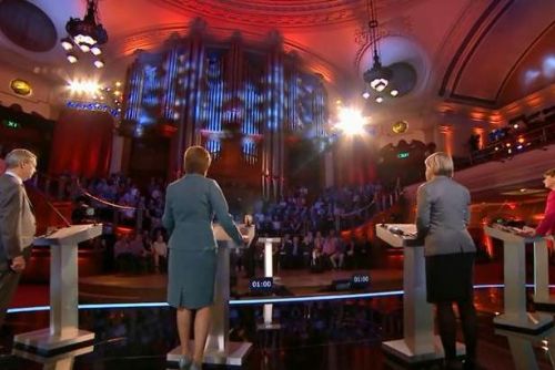 Foto: Poslední televizní předvolební debata se musela obejít bez Camerona