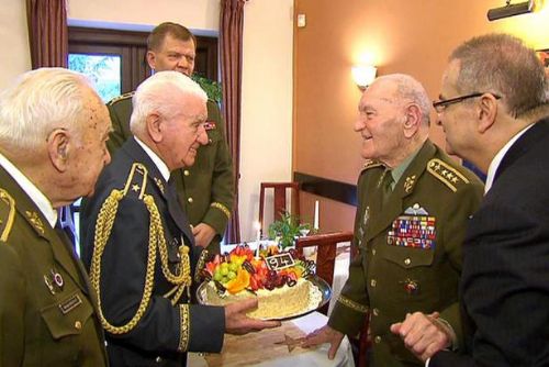 Foto: Poslední výsadkář oslavil 94 let. Blahopřál mu poslední letec