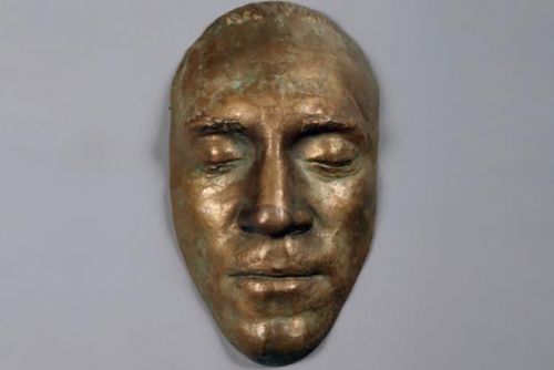 Foto: Posmrtná maska Vysockého a jeho poslední báseň se vydražily za sedm milionů