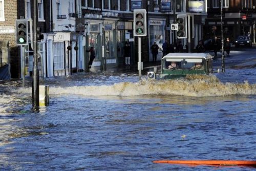 Foto: Povodně v Anglii mohou znovu zesílit, tisíc vojáků je v pohotovosti