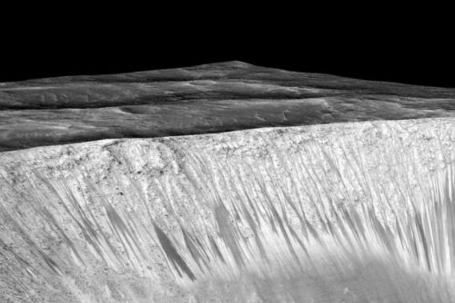 Foto: Přelomový objev NASA: Na Marsu podle vědců teče voda