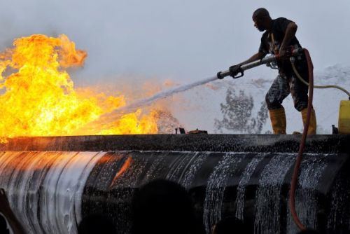 Foto: Přes 100 mrtvých po požáru cisterny v Nigérii
