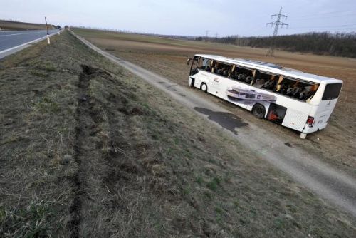 Foto: Při nehodě českého autobusu v Rakousku se zranilo 13 lidí