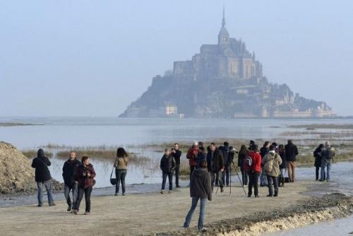 Foto: Příliv vysoký jako čtyřpatrový dům a z Mont Saint-Michel je opět ostrov