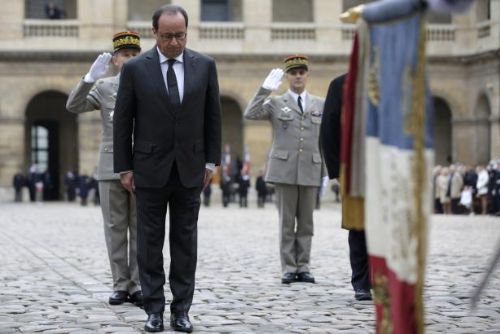 Foto: Pro zničení teroristů uděláme všechno, slíbil Hollande na tryzně za oběti