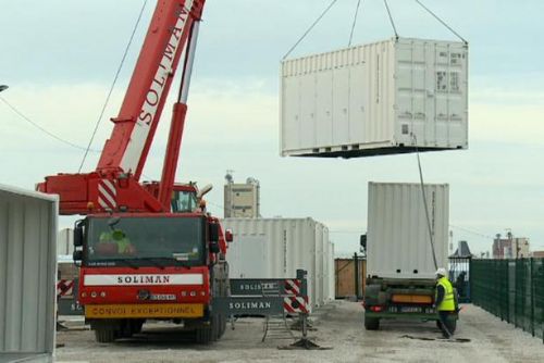 Foto: Provizorní bydlení v novém zatím migranti z Calais odmítají využít