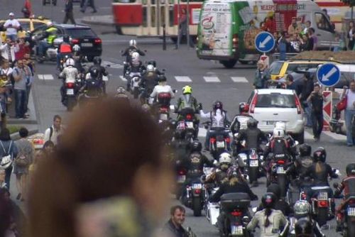 Foto: První jízda motorkářek Prahou - Výtěžek půjde na postižené