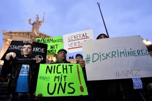 Foto: Rakouští muslimové se bouří - s penězi ze zahraničí mají utrum