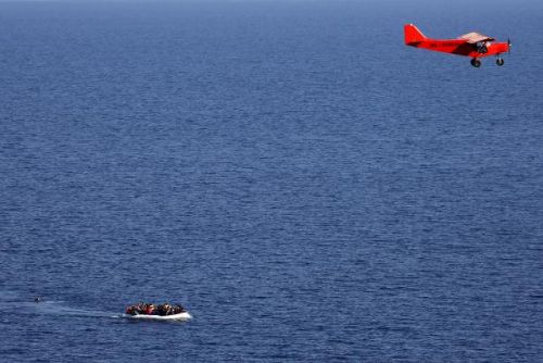 Foto: Řecko neuhlídáme, uprchlíky by zastavil jen plot na moři, tvrdí Frontex